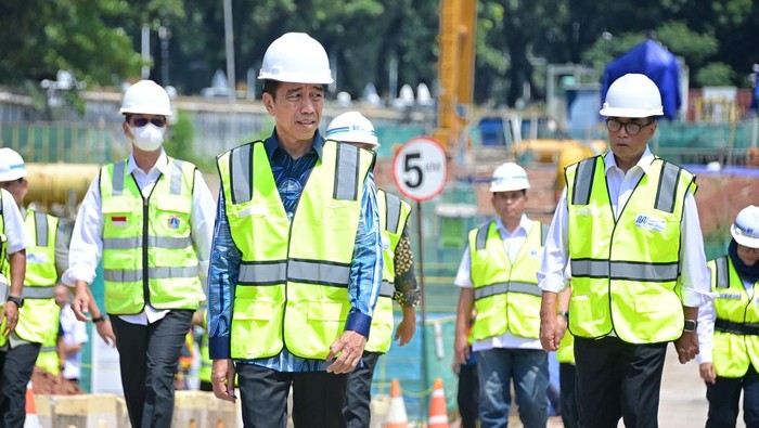 Menhub Budi Karya mendampingi Presiden Jokowi meninjau pembangunan proyek MRT fase 2A.