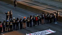 Massa berunjuk rasa dengan memblokir jalan di Philadelphia, Pennsylvania, AS, 14 Desember 2023.