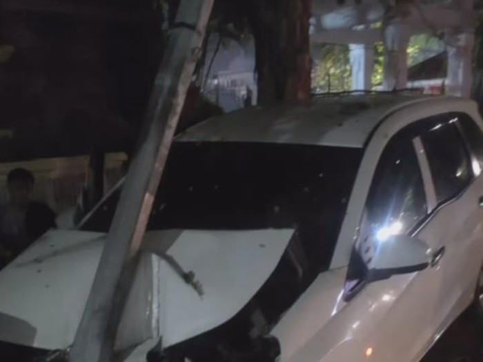 Mobilio ringsek usai dikendarai remaja mabuk hingga menabrak tiang PJU di Surabaya