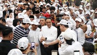 Capres nomor urut 01 Anies Baswedan berdialog dengan Komunitas Disabilitas se Jabodetabek di kawasan Islamic Center Bekasi Kota, Jumat (15/12/2023). 