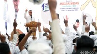 Dalam diskusi itu Anies berbicara soal inklusifitas sampai aksesbilitas penyandang disabilitas. 