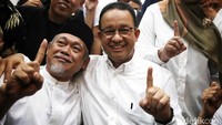 Tidak lupa mereka menunjukan satu jari sebagai tanda nomor urut Anies-Muhaimin. 
