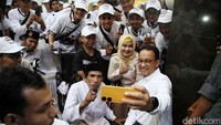 Setelah menemui para penyandang disabilitas, Anies Baswedan akan menghadiri acara refleksi menyambut Natal dan Tahun Baru pada pukul 19.00 WIB. Kegiatan berlangsung di Gedung Nusantara IV Komplek DPR/MPR, Jalan Senayan, Jakarta Pusat. 