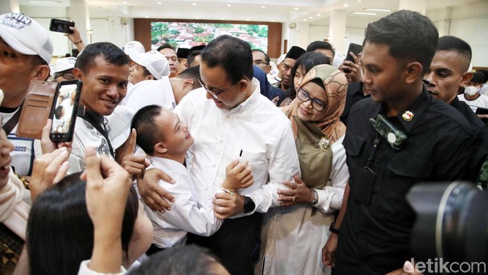 Anies Baswedan bertemu Komunitas Disabilitas se-Jabodetabek di Islamic Center Bekasi Kota, Jumat (15/12/2023). Begini momennya.