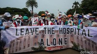 Aksi yang dihadiri sekitar ratusan orang ini dilakukan sebagai bentuk kepedulian tenaga kesehatan Indonesia terkait krisis kemanusiaan dan kesehatan yang tengah terjadi di Gaza, Palestina.