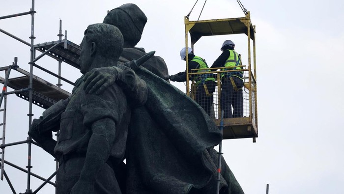 Workers dismantle the main sculpture of the Soviet army monument in central Sofia, Bulgaria, December 14, 2023. Julia Lazarova/Dnevnik.bg via REUTERS THIS IMAGE HAS BEEN SUPPLIED BY A THIRD PARTY. NO RESALES. NO ARCHIVES.