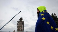 Penghancuran monumen itu diusulkan oleh Wali Kota Sofia Vassil Terziev yang dikenal sebagai sosok politikus pro-Eropa. 