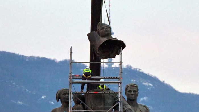 Monumen Tentara Uni Soviet di Bulgaria Dibongkar Workers dismantle the main sculpture of the Soviet army monument in central Sofia, Bulgaria, December 14, 2023. Julia Lazarova/Dnevnik.bg via REUTERS THIS IMAGE HAS BEEN SUPPLIED BY A THIRD PARTY. NO RESALES. NO ARCHIVES.