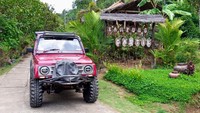 Jalanan berliku, naik turun dan tikungan tajam dilibas dengan mudah oleh barisan jeep yang meraung-raung membelah kesunyian. Traveler bisa singgah di Kampung Cantik untuk menikmati makanan unik Jancuk atau jajanan pincuk. (dok. GenPI Purworejo)