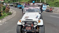 Traveler bisa seharian menjelajahi Perbukitan Menoreh di Kecamatan Kaligesing, Purworejo naik mobil jeep. Perjalanan dimulai dari alun-alun kota Purworejo, kemudian meluncur menuju sisi timur kota selama satu jam perjalanan. (dok. GenPI Purworejo)