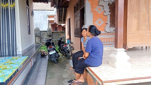 Ni Komang Yanti (kaos bergaris) saat bertemu dengan kerabatnya di Tabanan, Rabu (13/12/2023). Yanti merupakan ibu NPLPD, korban penyekapan oleh Made Semaratika alias Mail.