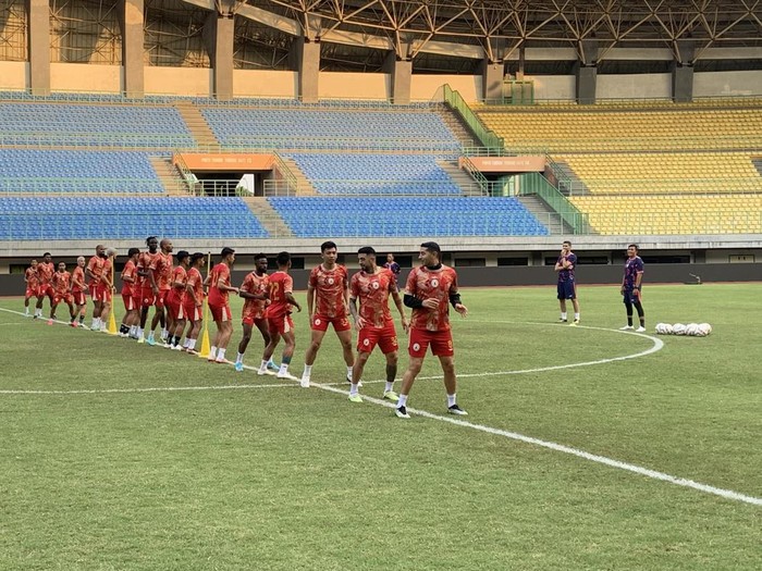 Official training PSS Sleman di Stadion Patriot Candrabhaga, Bekasi, Jumat (15/12/2023).