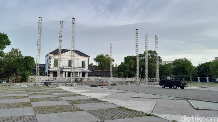Panggung konser Kpop di Solo sudah dibongkar pukul 16.50 WIB, Jumat (15/12/2023).