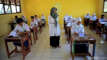 Guru pun memiliki keleluasaan untuk memilih berbagai perangkat ajar sehingga pembelajaran dapat disesuaikan dengan kebutuhan belajar dan minat peserta didik. Guru pun dapat memanfaatkan teknologi khususnya internet agar pembelajaran lebih efektif dan menarik minat siswa.