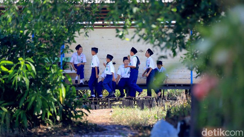 Berjarak kurang lebih 30 km dari Kota Banjarbaru atau sekitar 1 jam perjalanan darat di tempuh, ada sekolah yang masih tidak terjangkau jaringan internet. MTs N 3 Banjar salah satunya.