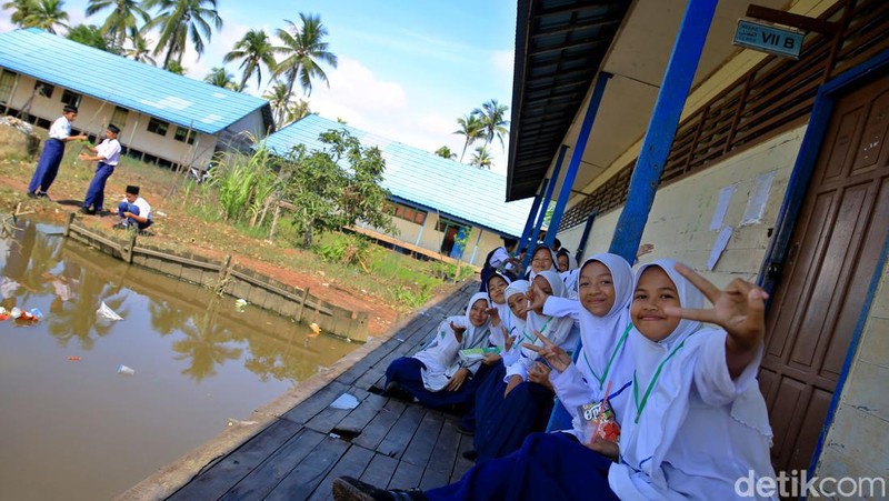 Berjarak kurang lebih 30 km dari Kota Banjarbaru atau sekitar 1 jam perjalanan darat di tempuh, ada sekolah yang masih tidak terjangkau jaringan internet. MTs N 3 Banjar salah satunya.