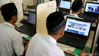 Koneksi internet di Martapura, yang merupakan ibukota kabupaten Banjar tidak ada masalah. Namun untuk wilayah pegunungan, jaringannya terbilang sangat sulit.