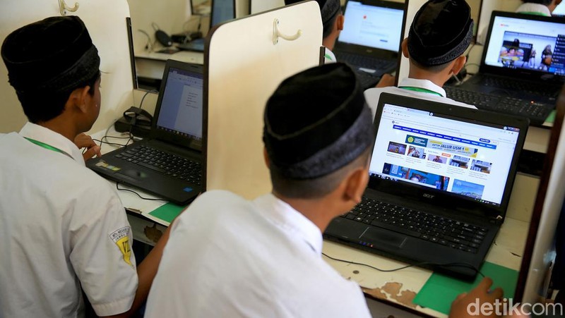 Berjarak kurang lebih 30 km dari Kota Banjarbaru atau sekitar 1 jam perjalanan darat di tempuh, ada sekolah yang masih tidak terjangkau jaringan internet. MTs N 3 Banjar salah satunya.