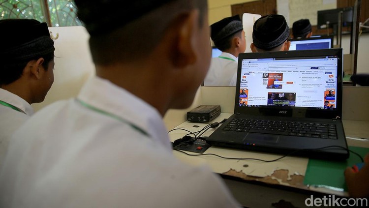 Berjarak kurang lebih 30 km dari Kota Banjarbaru atau sekitar 1 jam perjalanan darat di tempuh, ada sekolah yang masih tidak terjangkau jaringan internet. MTs N 3 Banjar salah satunya.