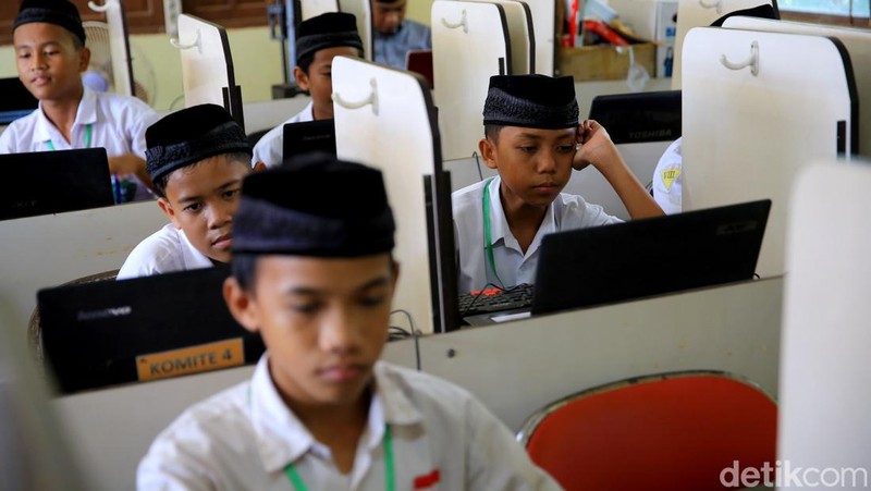 Berjarak kurang lebih 30 km dari Kota Banjarbaru atau sekitar 1 jam perjalanan darat di tempuh, ada sekolah yang masih tidak terjangkau jaringan internet. MTs N 3 Banjar salah satunya.