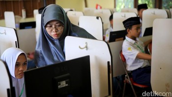 Beberapa daerah di Banjar dengan kontur pegunungan terbilang cukup sulit mendapatkan jaringan internet. Ada kecamatan Paramasan, kecamatan Sungai Pinang, kecamatan Pengaron, kecamatan Telga Bautung dan sekitarnya yang notabene masih wilayahnya berupa gunung-gunung.