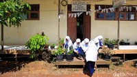 Berjarak kurang lebih 30 km dari Kota Banjarbaru atau sekitar 1 jam perjalanan darat di tempuh, ada sekolah yang masih tidak terjangkau jaringan internet. MTs N 3 Banjar salah satunya.