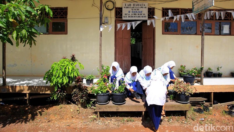 Berjarak kurang lebih 30 km dari Kota Banjarbaru atau sekitar 1 jam perjalanan darat di tempuh, ada sekolah yang masih tidak terjangkau jaringan internet. MTs N 3 Banjar salah satunya.