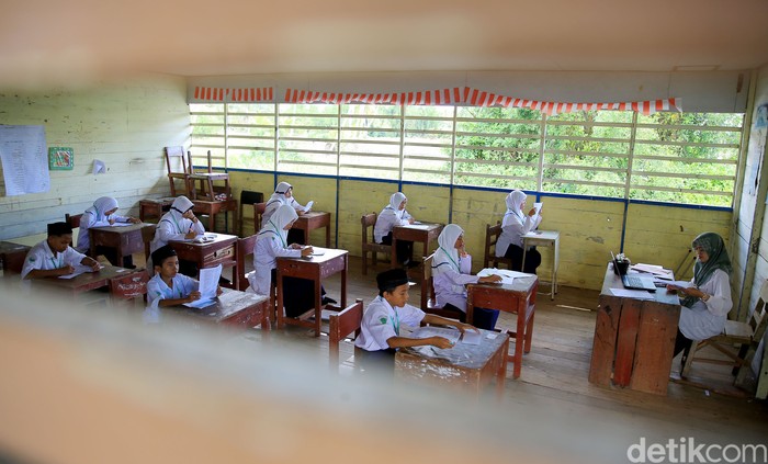 Berjarak kurang lebih 30 km dari Kota Banjarbaru atau sekitar 1 jam perjalanan darat di tempuh, ada sekolah yang masih tidak terjangkau jaringan internet. MTs N 3 Banjar salah satunya.