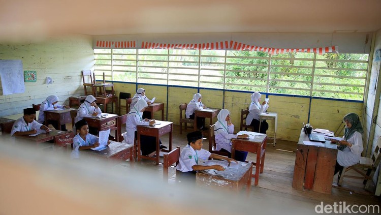 Berjarak kurang lebih 30 km dari Kota Banjarbaru atau sekitar 1 jam perjalanan darat di tempuh, ada sekolah yang masih tidak terjangkau jaringan internet. MTs N 3 Banjar salah satunya.