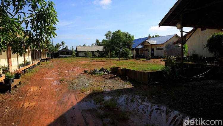 Pelajar dan Guru MTs di Kabupaten Banjarbaru Bisa Menikmati Internet Berjarak kurang lebih 30 km dari Kota Banjarbaru atau sekitar 1 jam perjalanan darat di tempuh, ada sekolah yang masih tidak terjangkau jaringan internet. MTs N 3 Banjar salah satunya.