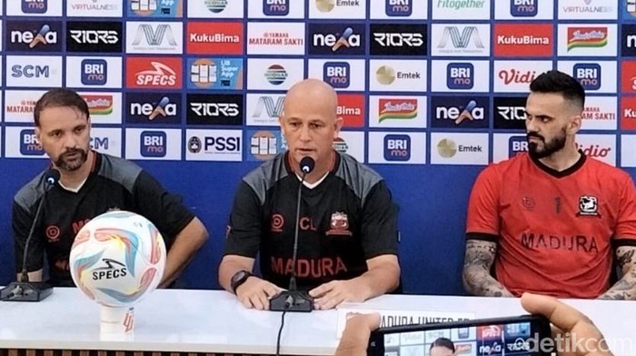Pelatih Madura United, Mauricio Souza bersama pemainnya, Frigeri dalam sesi jumpa pers jelang laga melawan tuan rumah PSIS, Jumat (15/12/2023).