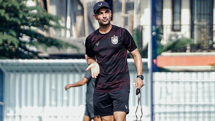 Pelatih PSIS Semarang Gilbert Agius di saat memimpin latihan Septian David Maulana dkk di lapangan Wisesa, Mranggen. Pelatih PSIS Semarang Gilbert Agius di saat memimpin latihan Septian David Maulana dkk di lapangan Wisesa, Mranggen. pelatih Psis Semarang