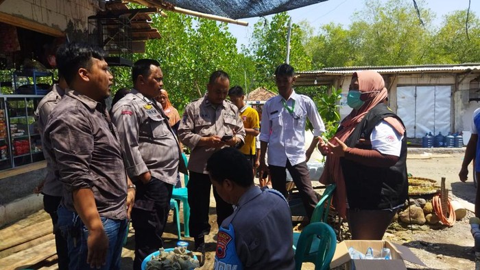 Pemancing meninggal di Sungai Jeru Desa Timbulsloko, Kecamatan Sayung, Demak akibat jorannya mengenai kabel listrik.