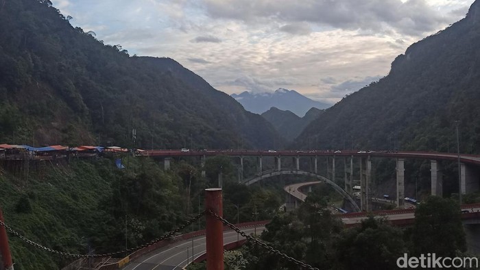 Pemandangan Kelok 9. (Gilby Zahrandy/detikSumut)
