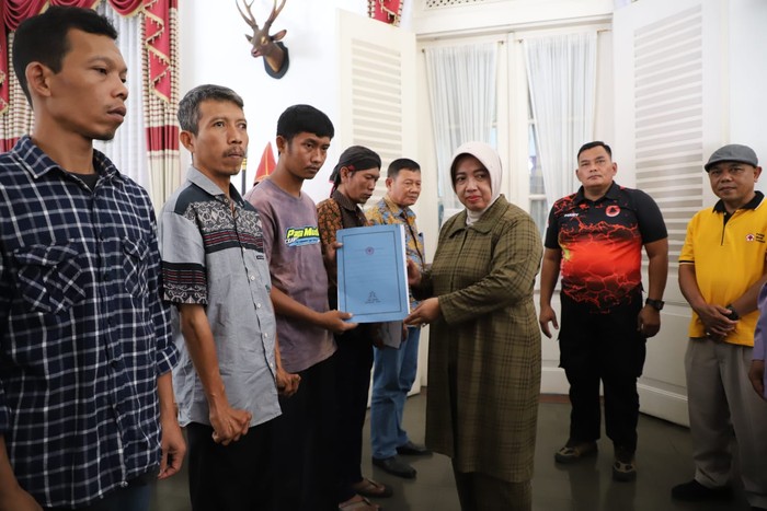 Pemkab Purworejo berika bantuan korban tembok runtuh.