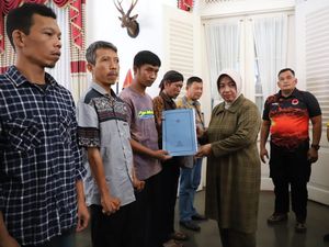 Bupati Purworejo Serahkan Bantuan Korban Tembok TBA Ambruk