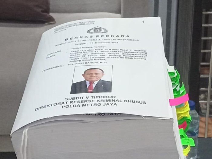 Penampakan berkas perkara Firli Bahuri tersangka pemerasan SYL.
