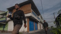 Dua jurnalis televisi melintas di dekat tempat tinggal kontrakan terduga teroris di Kepanjen, Delanggu, Klaten, Jawa Tengah, Kamis (14/12/2023). Tim Densus 88 Antiteror Mabes Polri mengamankan sejumlah terduga teroris dan menggeledah tempat tinggal terduga teroris di sejumlah wilayah di Boyolali, Klaten, Sragen dan Sukoharjo. 