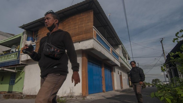 Penangkapan terduga teroris di Jawa Tengah Dua jurnalis televisi melintas di dekat tempat tinggal kontrakan terduga teroris di Kepanjen, Delanggu, Klaten, Jawa Tengah, Kamis (14/12/2023). Tim Densus 88 Antiteror Mabes Polri mengamankan sejumlah terduga teroris dan menggeledah tempat tinggal terduga teroris di sejumlah wilayah di Boyolali, Klaten, Sragen dan Sukoharjo. ANTARA FOTO/Aloysius Jarot Nugroho/foc.