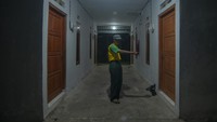 Warga menunjukan lokasi tempat tinggal kos terduga teroris di Ketaon, Banyudono, Boyolali, Jawa Tengah, Kamis (14/12/2023). Tim Densus 88 Antiteror Mabes Polri mengamankan sejumlah terduga teroris dan menggeledah tempat tinggal terduga teroris di dua lokasi di wilayah Boyolali yaitu Mojosongo dan Banyudono.