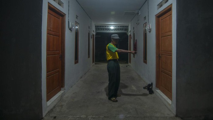 Penangkapan terduga teroris di Jawa Tengah Dua jurnalis televisi melintas di dekat tempat tinggal kontrakan terduga teroris di Kepanjen, Delanggu, Klaten, Jawa Tengah, Kamis (14/12/2023). Tim Densus 88 Antiteror Mabes Polri mengamankan sejumlah terduga teroris dan menggeledah tempat tinggal terduga teroris di sejumlah wilayah di Boyolali, Klaten, Sragen dan Sukoharjo. ANTARA FOTO/Aloysius Jarot Nugroho/foc.