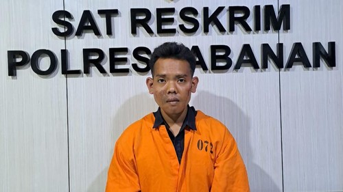 I Made Semaratika alias Mail di Polres Tabanan, Rabu malam (13/12/2023). Mail nekat mencuri uang, HP, dan menyekap sepupunya sendiri.