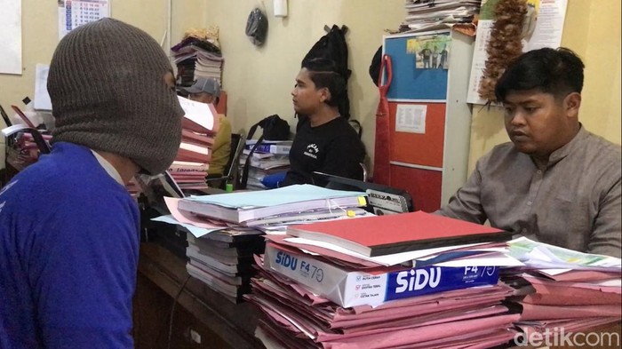Pencuri kotak amal diperiksa di Mapolres Rembang, Jumat (15/12/2023).