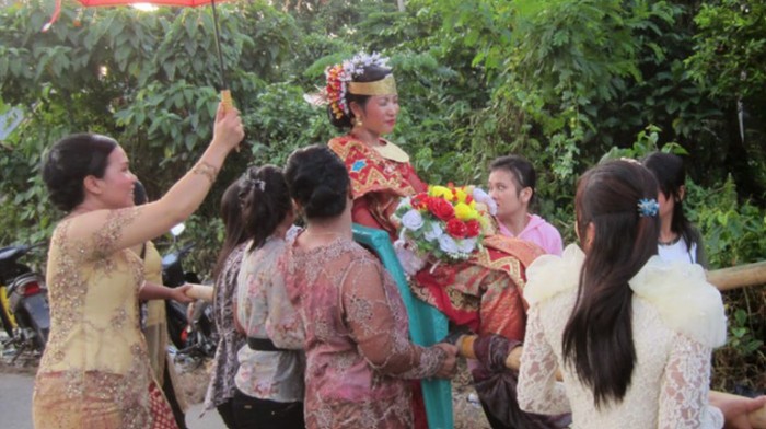 Pengantin wanita yang diantar oleh para kerabat di pesta perkawinan (Foto: Dok.Museum Pusaka Nias)
