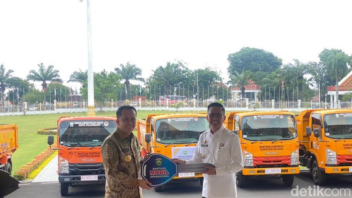 Penyerahan bantuan keuangan khusus Pemprov Sumsel yang dibelanjakan 15 mobil sampah untuk atasi sampah di Kota Palembang