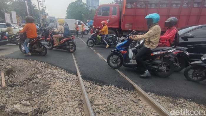 perbaikan rel surabaya