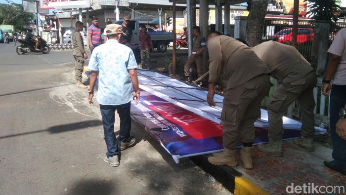 Personel Satpol PP Bone menertibkan APK Caleg yang melanggar.