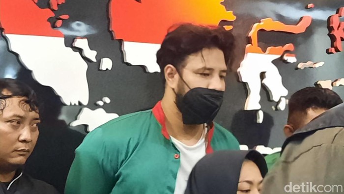 Pesinetron Ammar Zoni terancam diperberat hukumannya usai kembali ditangkap polisi terkait kasus narkoba untuk ketiga kalinya.  (Annisa Aulia/detikcom)