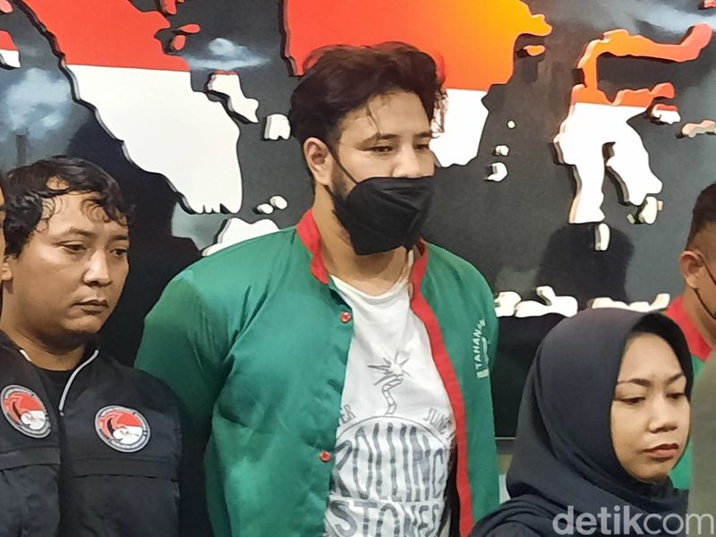 Pesinetron Ammar Zoni terancam diperberat hukumannya usai kembali ditangkap polisi terkait kasus narkoba untuk ketiga kalinya.  (Annisa Aulia/detikcom)