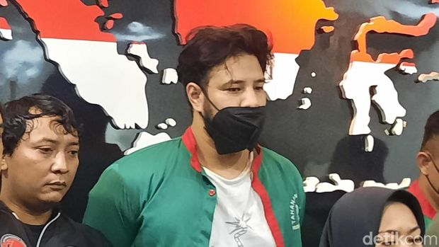 Pesinetron Ammar Zoni terancam diperberat hukumannya usai kembali ditangkap polisi terkait kasus narkoba untuk ketiga kalinya.  (Annisa Aulia/detikcom)